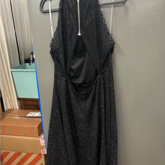 Flowy black sparkling dress. Open back with lace. Short mini dress. XXL - Picture 6 of 8